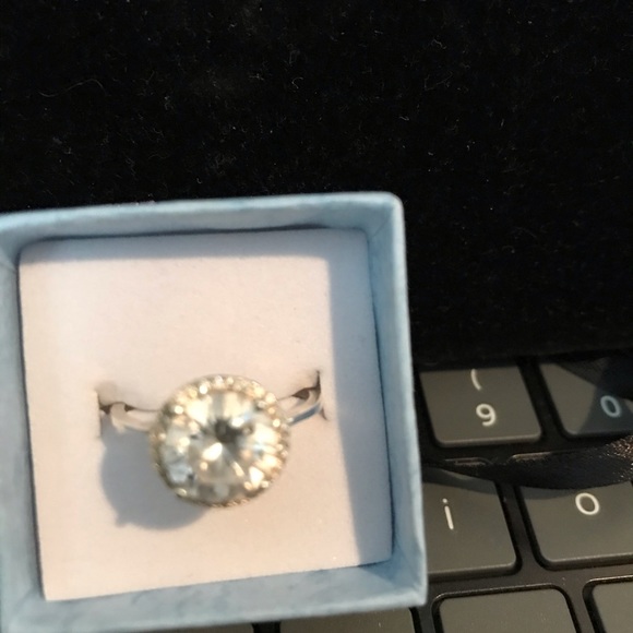 Gorgeous new silver ring size 9 simply Elegance at its best brilliant zirconium! - Picture 2 of 3